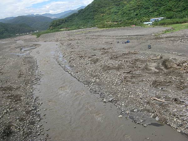 飄流木、石堆、河床…