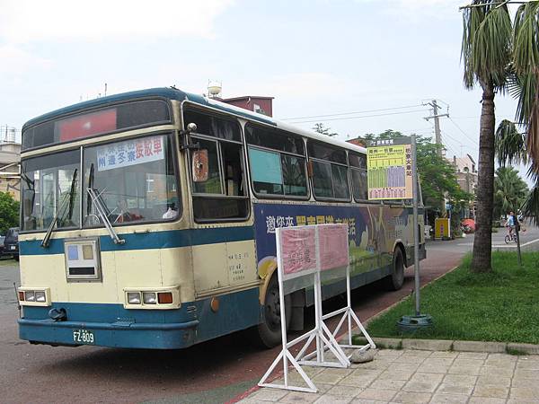 接駁車已停放在車站