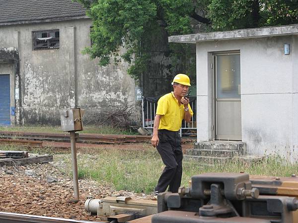 平交道前正在做確認的台鐵人員