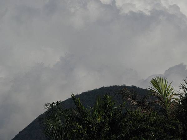 山頭多雲