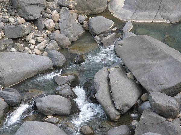 瀑布落下後形成的湍急水流