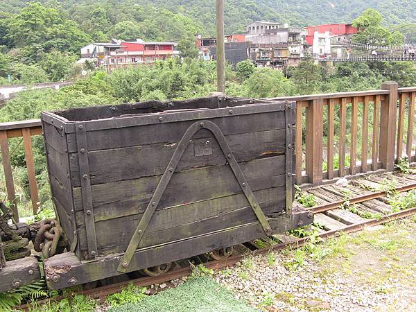 餐廳旁擺的兩節煤礦小火車