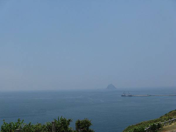 海上遙望可見的應為基隆嶼