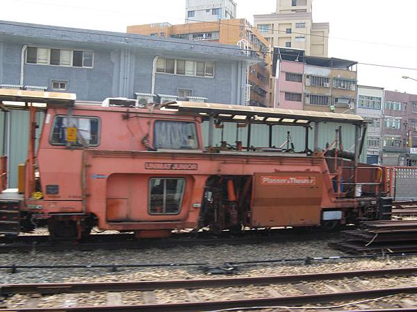 樹林站通過中 4 不明工程車