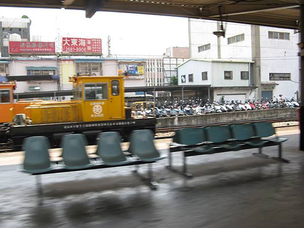 樹林站通過中 3 工程車在軌道旁