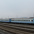 遠方停駁的是斑駁的冷氣平快車廂