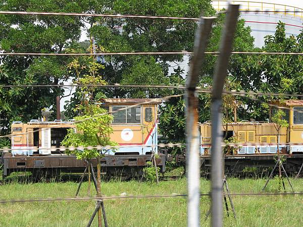 只留下兩台機車頭供人憑弔