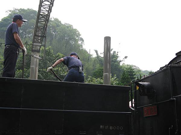 工作人員在煤水車上作業中…