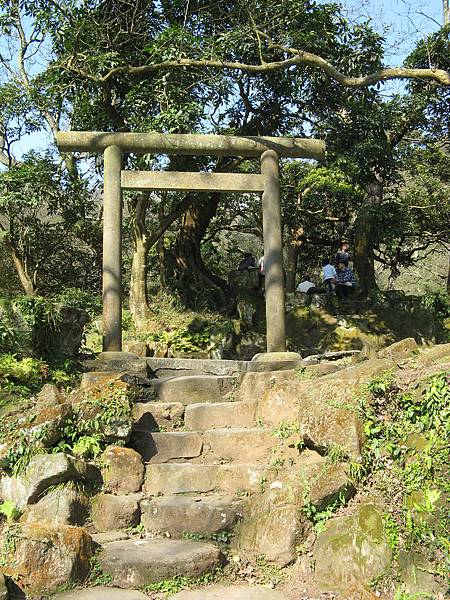 之前就有拍過的鳥居，依然靜靜地待在陽明山上