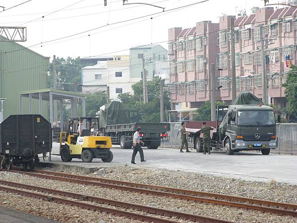 遠方不明設備從火車上卸載中…