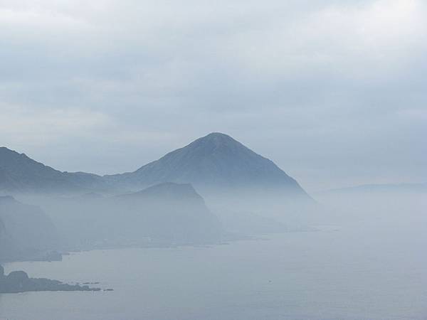 遠方的是雞籠山