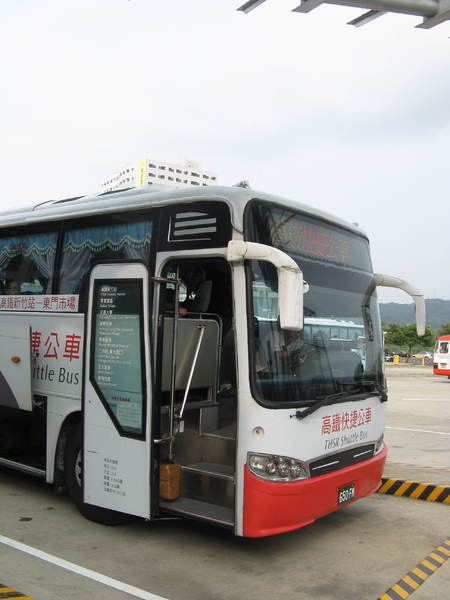 高鐵新竹站外往東門市場的接駁車