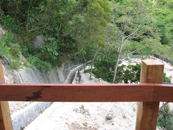 原本的步道已崩塌