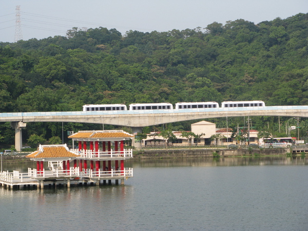 遠方的捷運列車