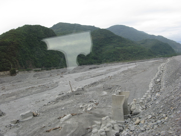 河水、石頭、飄流木