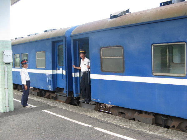 到達古莊站，在月台上替普快和列車長、站長留影