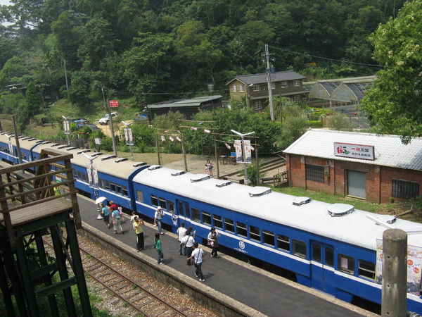 俯拍郵輪式列車(左)