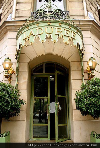 405px-Laduree-champselysees.jpg