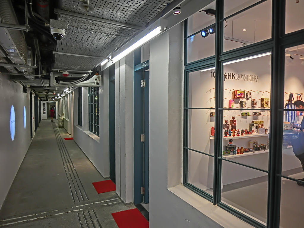 HK_Sheung_Wan_PMQ_mall_Hollywood_Road_night_shop_corridor_May-2014_001.JPG