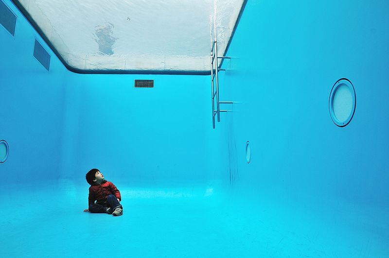 Inside_the_Swimming_Pool,_21st_Century_Museum_of_Contemporary_Art.jpg