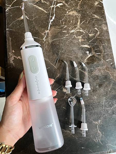 unicare沖牙機推薦-外型、手持操作-scaled.jpg unicare沖牙機推薦-外型、手持操作-scaled.jpg