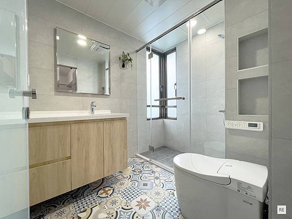 ｜浴室翻新｜30年老舊衛浴、浴室安全、收納壁龕、乾溼分離規劃