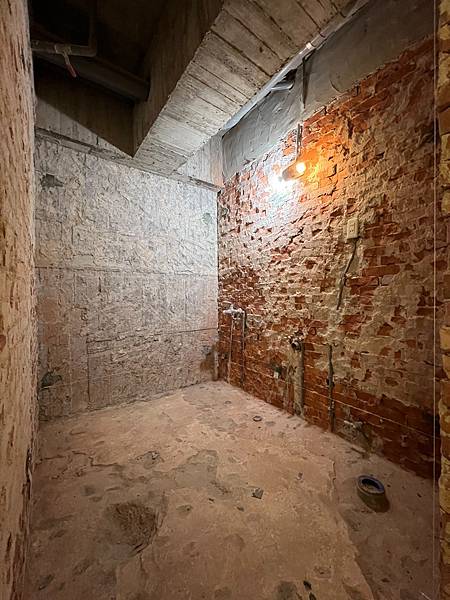 |浴室翻新|1坪|雲彩灰系磁磚-老舊浴缸拆除、乾溼分離規劃 |浴室翻新|1坪|雲彩灰系磁磚-老舊浴缸拆除、乾溼分離規劃