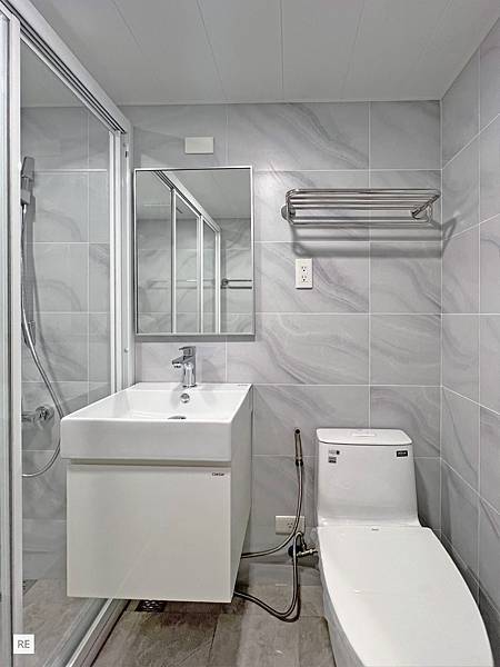 |浴室翻新|1坪|雲彩灰系磁磚-老舊浴缸拆除、乾溼分離規劃 |浴室翻新|1坪|雲彩灰系磁磚-老舊浴缸拆除、乾溼分離規劃