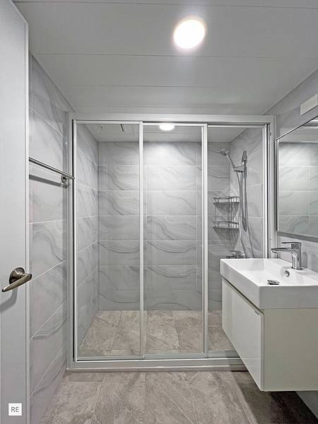 |浴室翻新|1坪|雲彩灰系磁磚-老舊浴缸拆除、乾溼分離規劃 |浴室翻新|1坪|雲彩灰系磁磚-老舊浴缸拆除、乾溼分離規劃