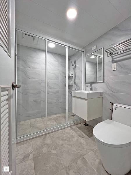 |浴室翻新|1坪|雲彩灰系磁磚-老舊浴缸拆除、乾溼分離規劃 |浴室翻新|1坪|雲彩灰系磁磚-老舊浴缸拆除、乾溼分離規劃