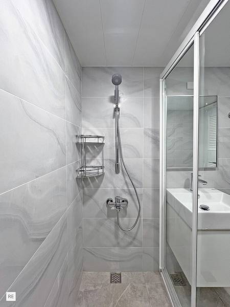 |浴室翻新|1坪|雲彩灰系磁磚-老舊浴缸拆除、乾溼分離規劃 |浴室翻新|1坪|雲彩灰系磁磚-老舊浴缸拆除、乾溼分離規劃