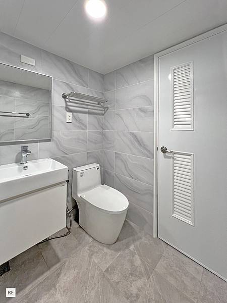 |浴室翻新|1坪|雲彩灰系磁磚-老舊浴缸拆除、乾溼分離規劃 |浴室翻新|1坪|雲彩灰系磁磚-老舊浴缸拆除、乾溼分離規劃