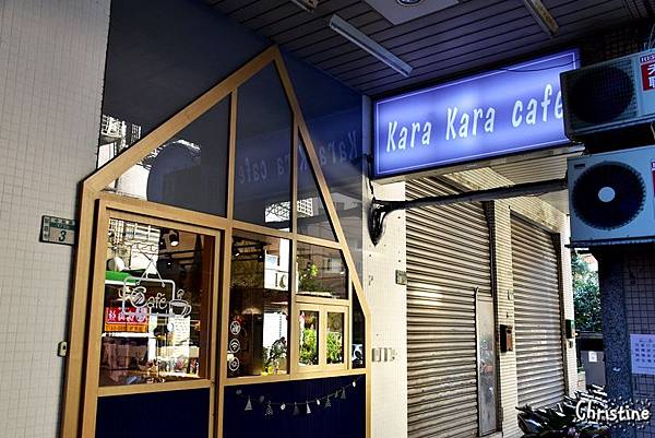 新北 美食 新莊 Kara Kara Cafe 健康新食主義 手沖咖啡 質感少女乾燥花 早午餐 沙拉 鬆餅 下午茶 咖啡 免費wifi 提供插座 不限時用餐 友善寵物 完整menu 近佳碼商圈 榮富國小