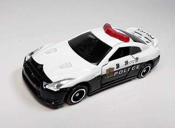 tomica_nissan_gtr_nismo_policecar_640_01.jpg