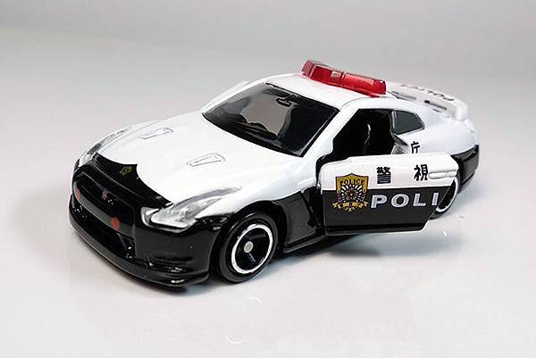 tomica_nissan_gtr_nismo_policecar_640_13.jpg