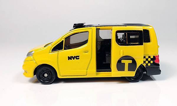 tomica_n27_nissan_nv200_taxi_640_10.jpg