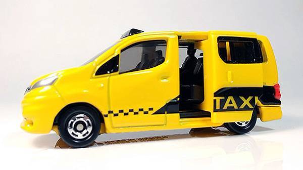 tomica_n27_nissan_nv200_taxi_640_30.jpg