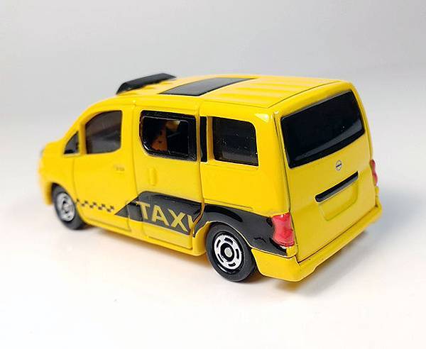 tomica_n27_nissan_nv200_taxi_640_29.jpg