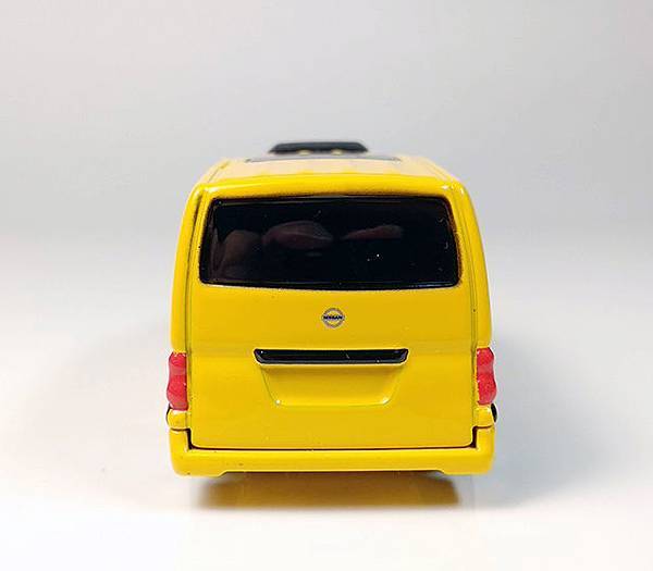 tomica_n27_nissan_nv200_taxi_640_28.jpg