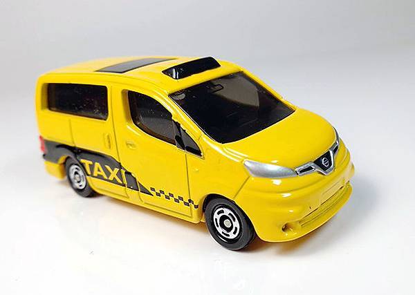 tomica_n27_nissan_nv200_taxi_640_24.jpg