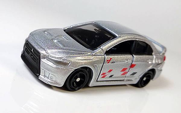 tomica_toysrus_Mitsubishi_evo_02.jpg