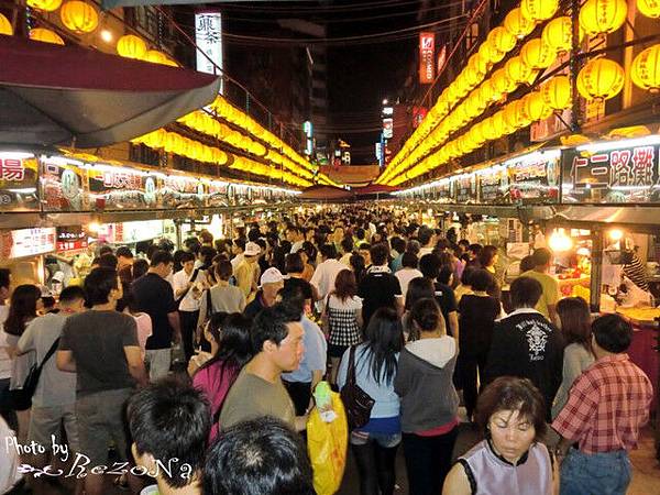 基隆夜市入口~很可怕~滿滿的人