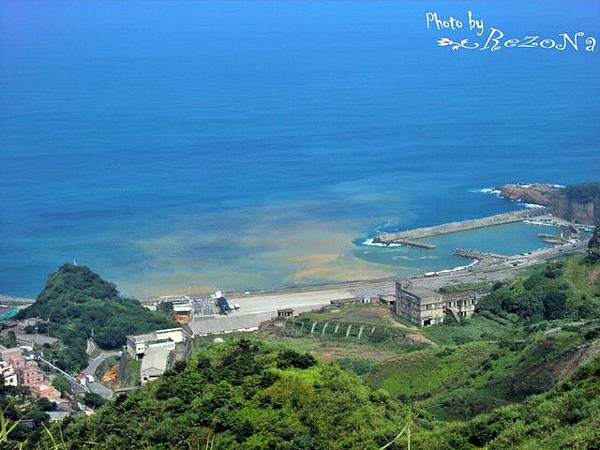 黃金瀑布的水流入海後形成土黃色，黃藍相間的海灣奇景