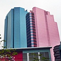 粉紅+粉藍的大樓^^