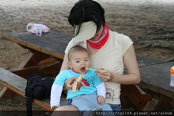 少了兒童餐椅和[水果棒棒]，只好伺候小子用膳。