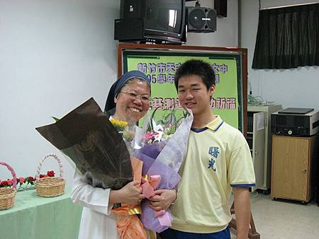 13學生感謝張寶華修女的三年來的教導與祝福.jpg