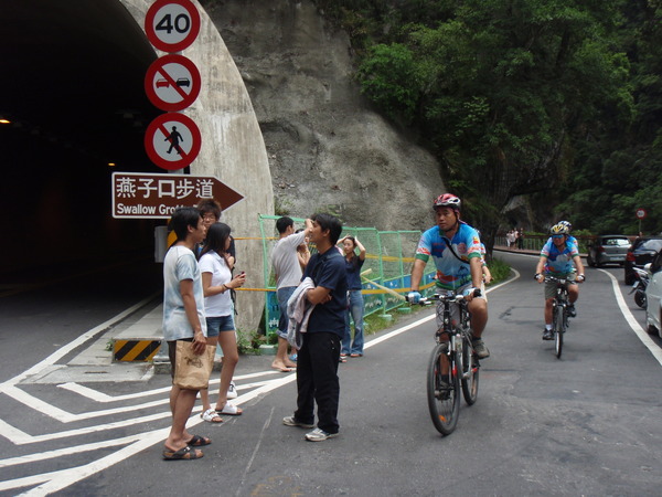 居然有人騎單車?