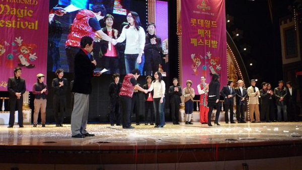 RIC總監曾品瑜在9th LOTTE WORLD Magic Festival頒獎.JPG