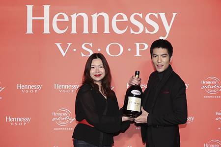 2015軒尼詩炫音之樂記者會，金曲歌王蕭敬騰獲贈軒尼詩V.S.O.P三公升瓶