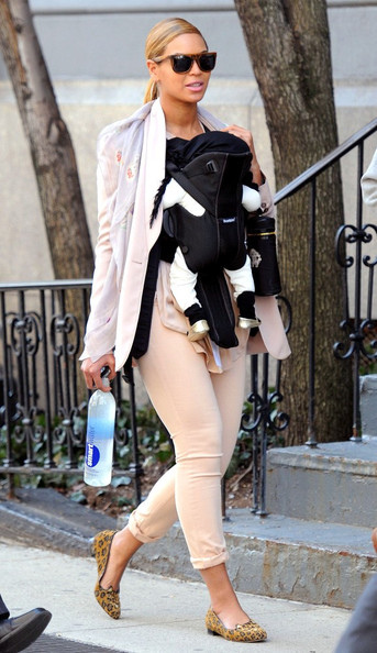 Beyonce-Knowles-Blue-Ivy-Carter-Charlotte-Olympia-Red-Velvet-Kitty-Slipper-Flats-Super-Sunglasses-4